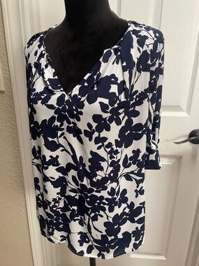 LOFT Navy & White Floral V‑Neck Blouse 100% Rayon Size Medium